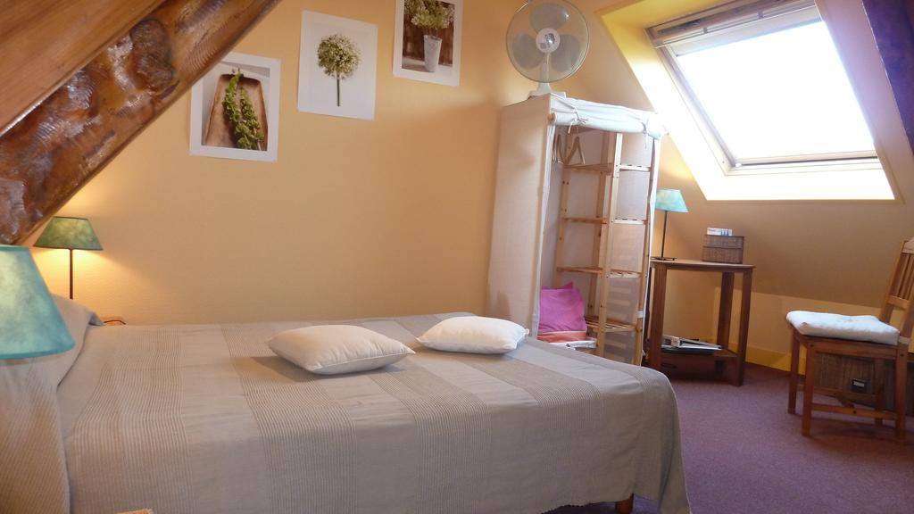 Les Volets Bleus Bed & Breakfast Saint-Martin-des-Entrees Ruang foto