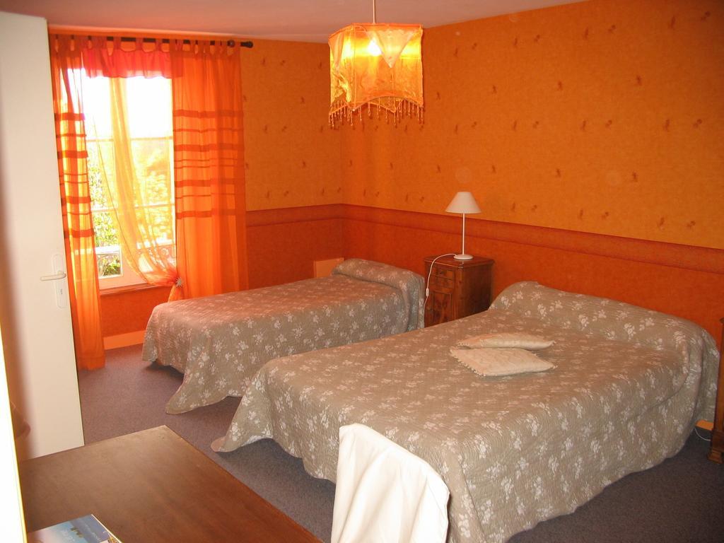 Les Volets Bleus Bed & Breakfast Saint-Martin-des-Entrees Ruang foto